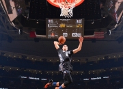 开云体育下载-德罗赞末节封神接管年度焦点战，快船攻防碾压显冠军相