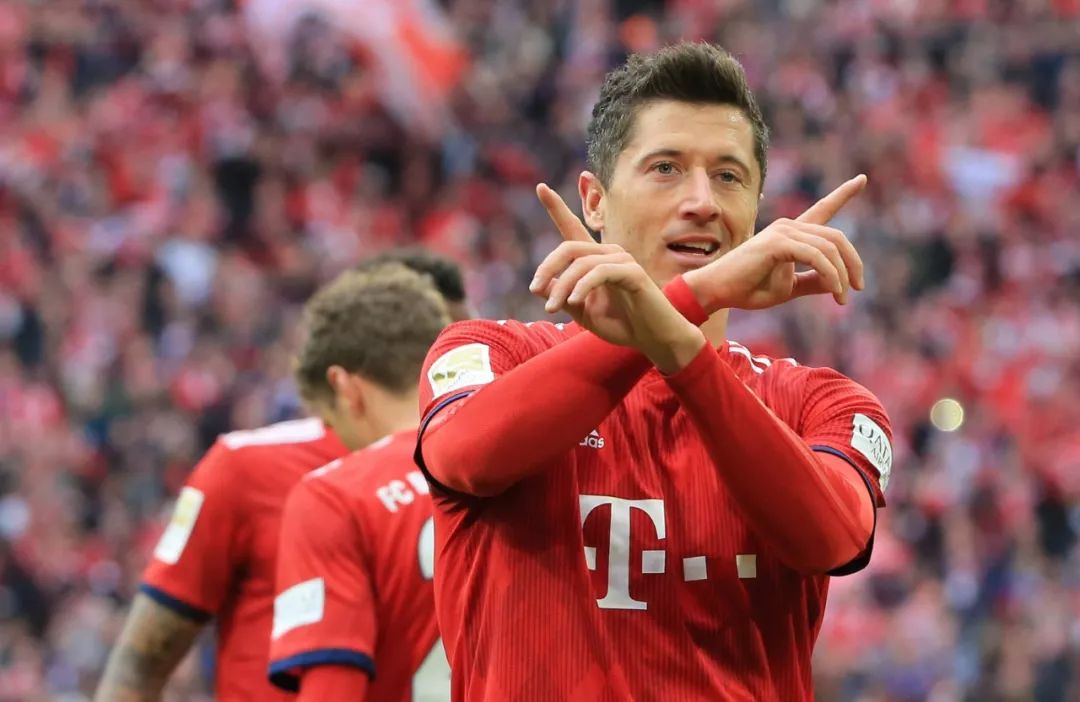 秘鲁鏖战罗马,莱万制霸全场 秘鲁鏖战罗马,莱万制霸全场