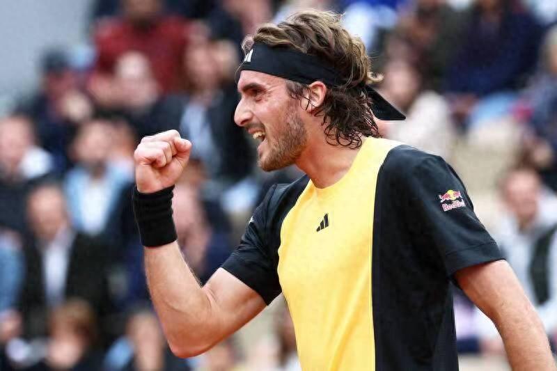 关于日本网球队鏖战英国网球队，西西帕斯关键制胜的信息