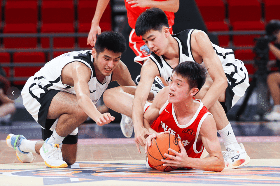 上海大鲨鱼队展现强大实力，一路领先的简单介绍