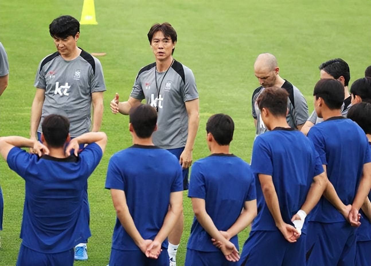 韩国球员在球场上展现出色技术的简单介绍