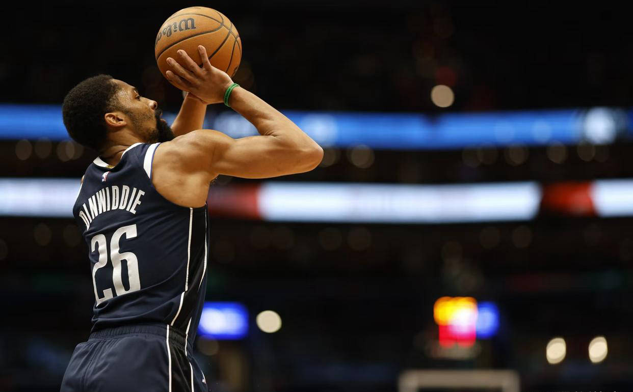 包含独行侠队控卫试图接管比赛节奏的词条