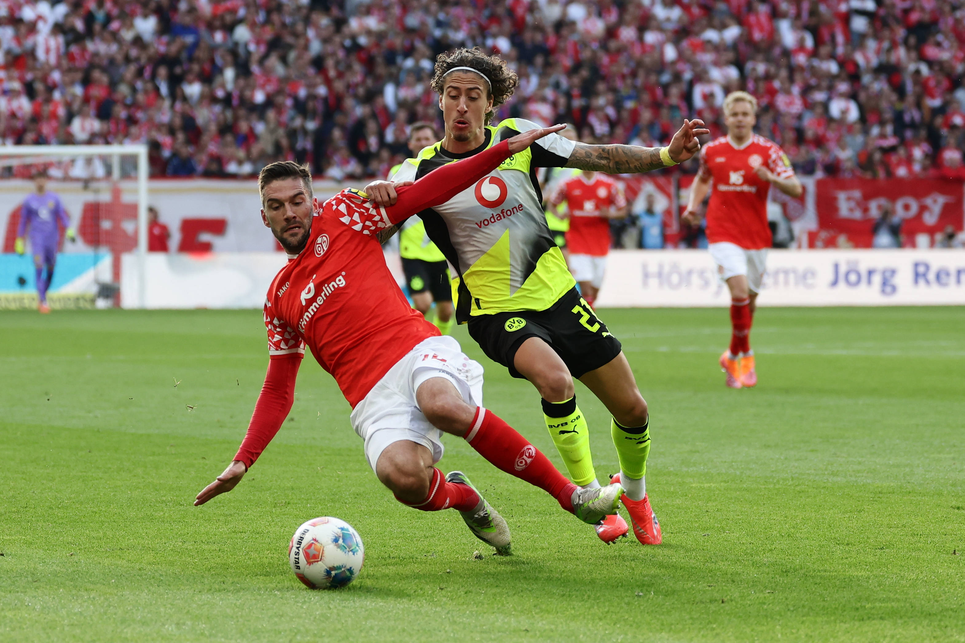 包含美因茨客场作战，士气高昂奋勇争胜取得胜利的词条