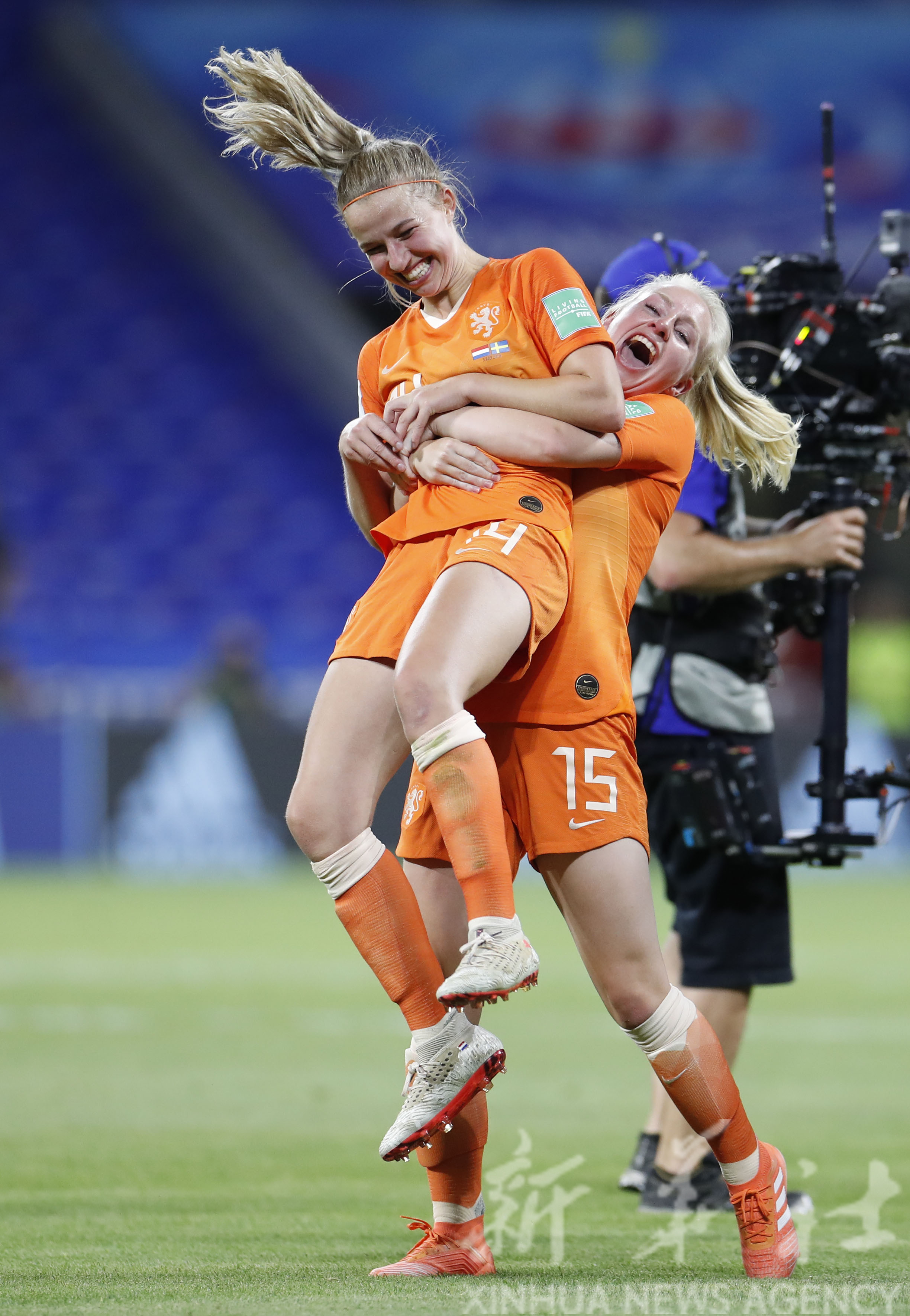 包含瑞典队客场大获全胜击败爱沙尼亚的词条