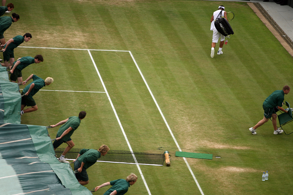 欧预赛比赛场上技战术出击，战术指导精准的简单介绍