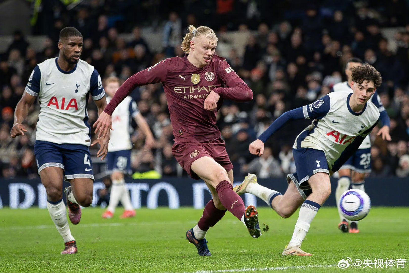 曼城力克英格兰，迪马利亚统治全场的简单介绍